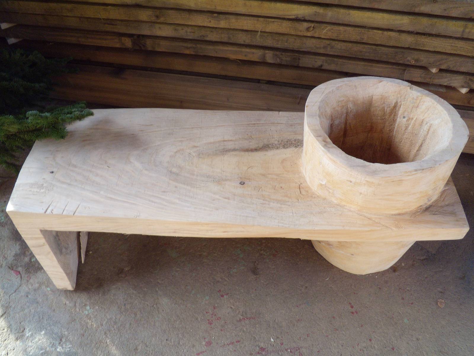 The pot in the bench in one piece.. Les Bois d'olivier