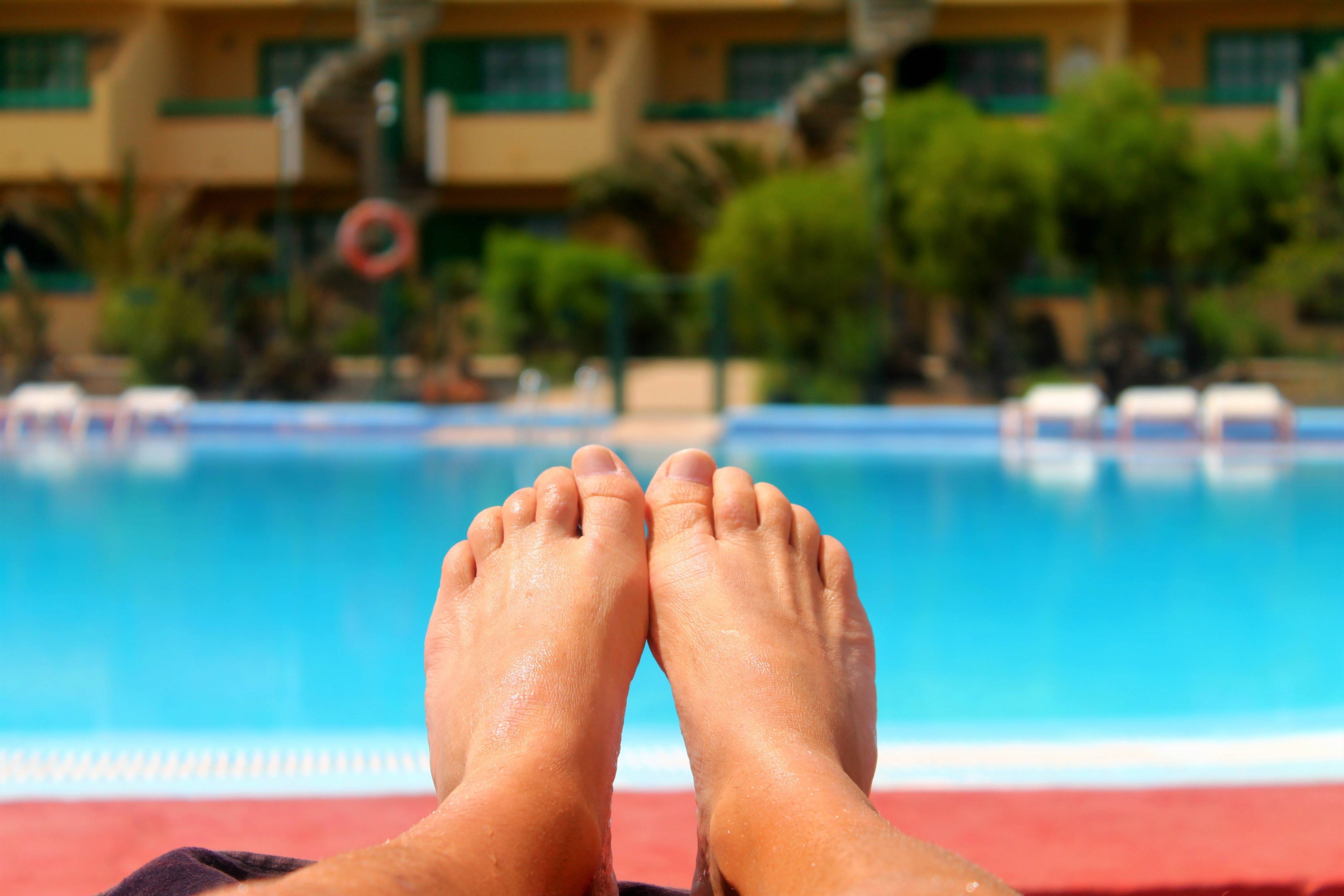 Pieds nus piscine. Esoshots
