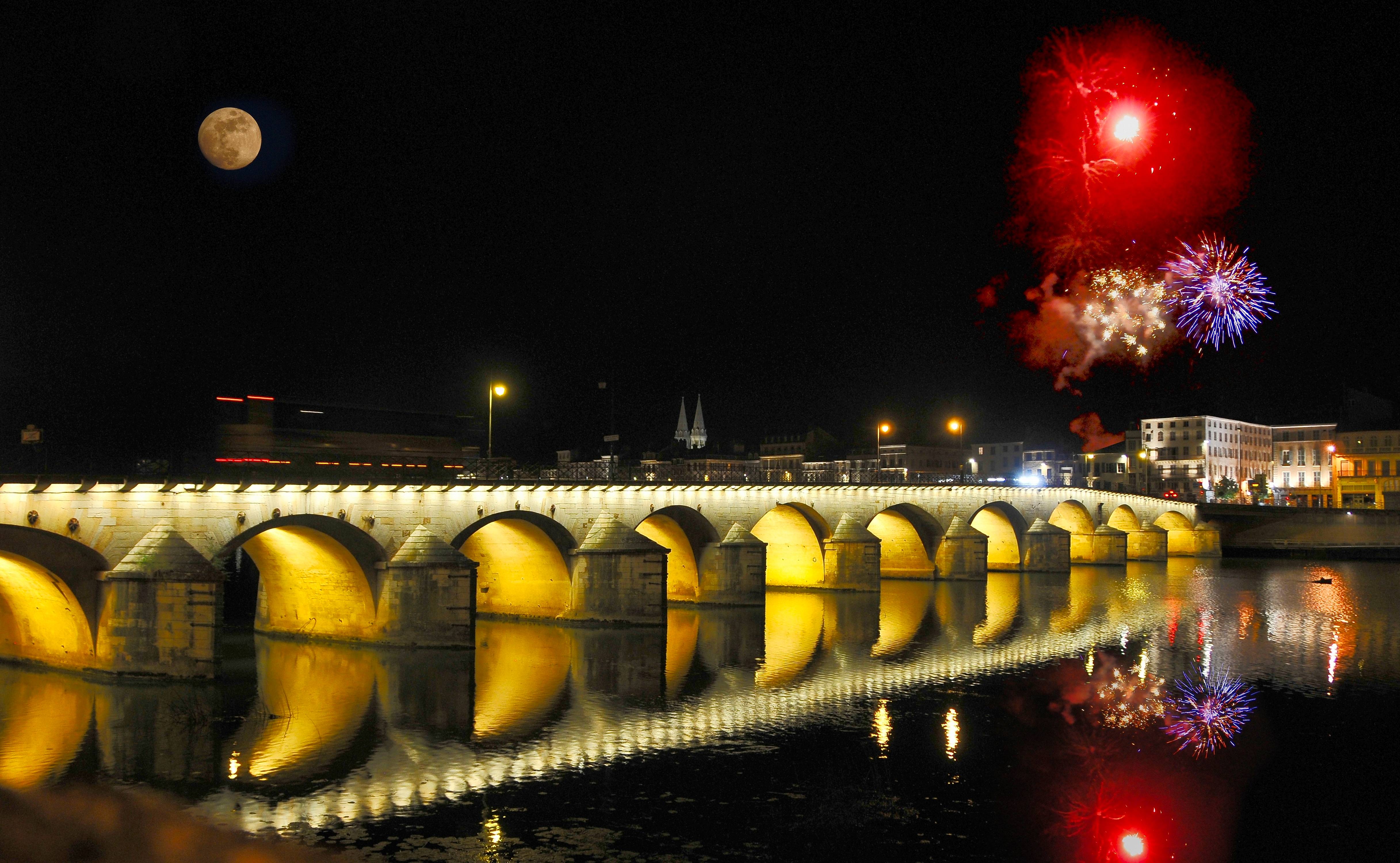 Un feu d'artifice à Mâcon. Hervé Hameury Hervé Hameury