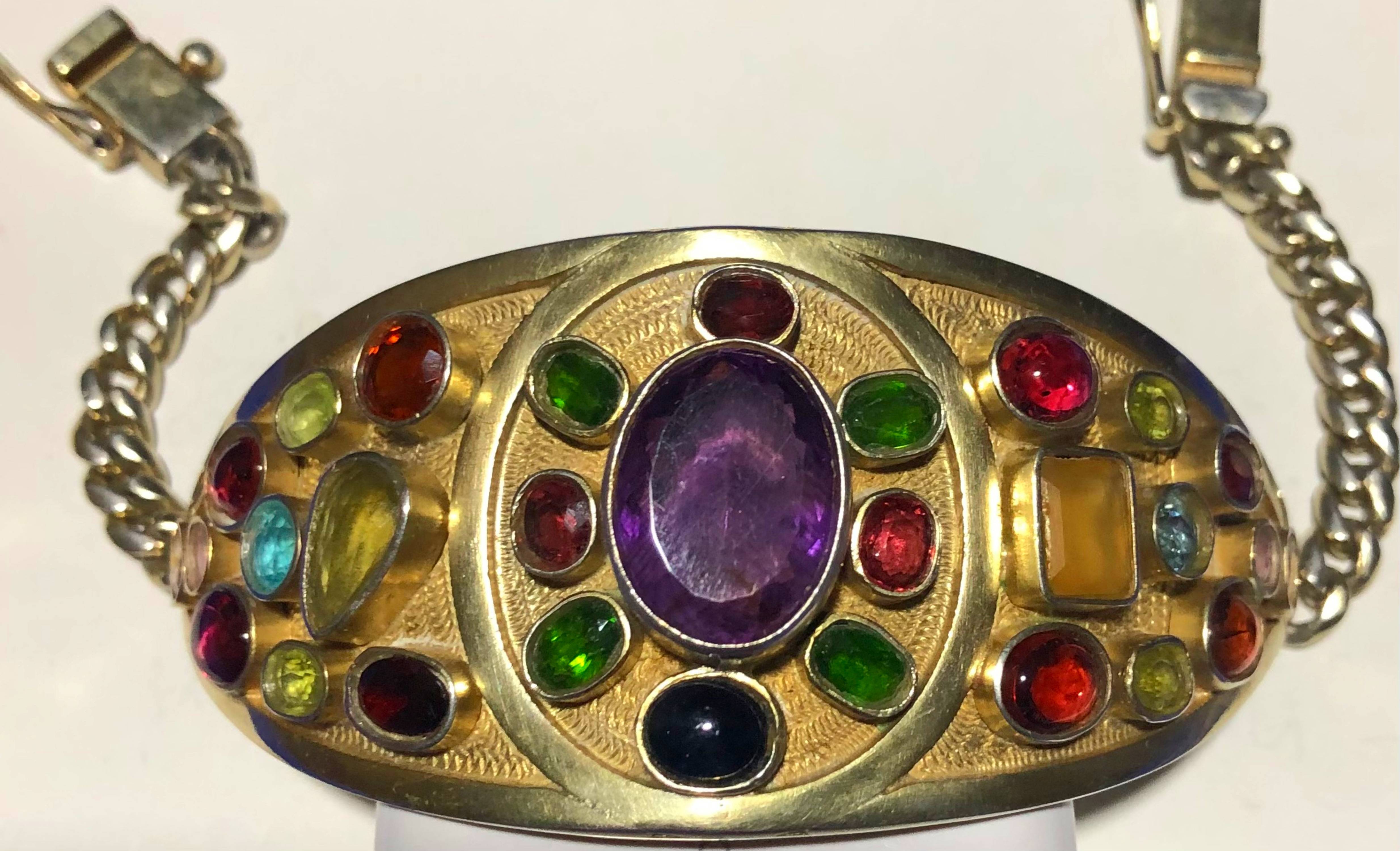 Brazalete de plata ley 950 con engaste de piedras semipreciosas. 