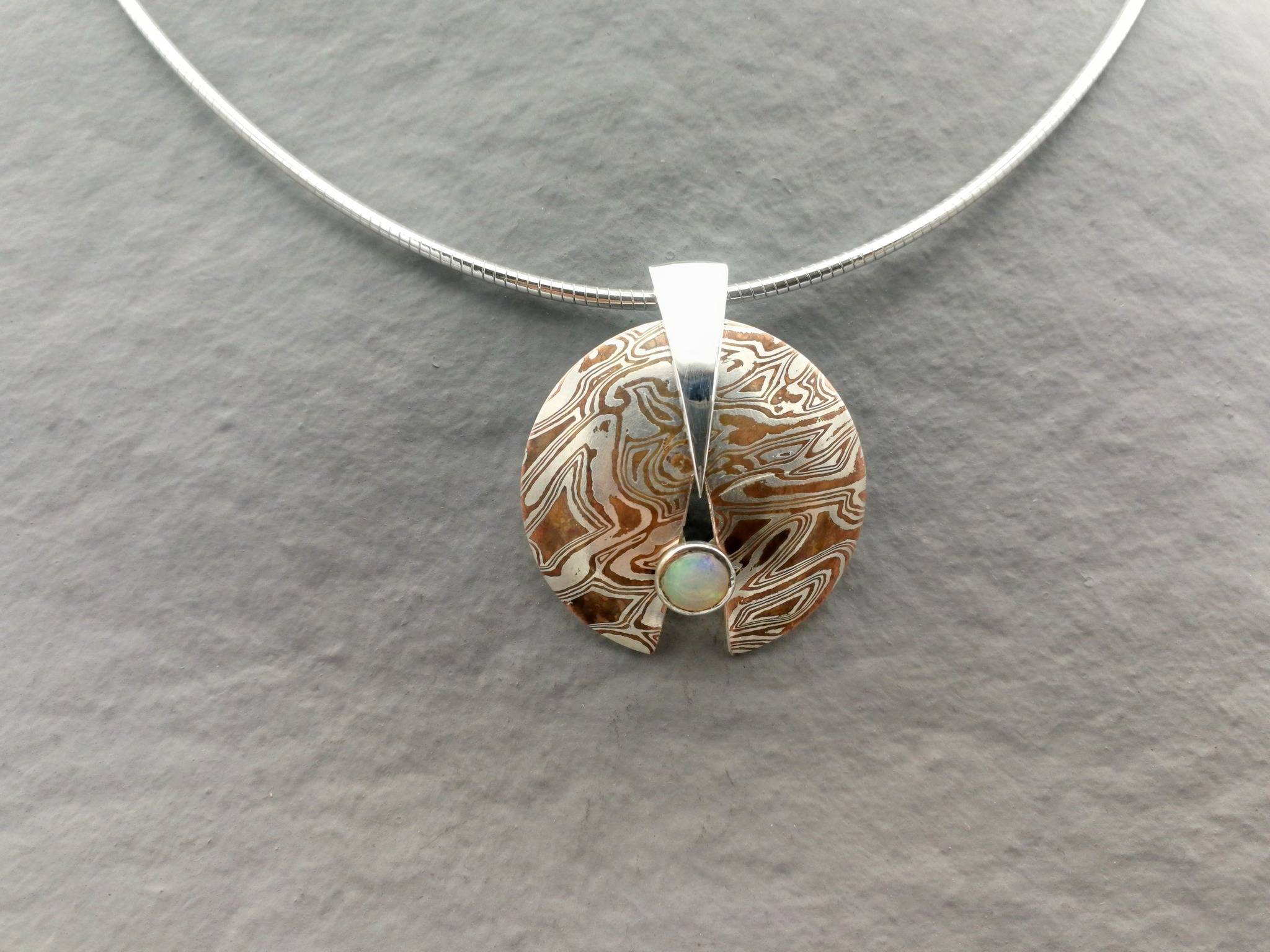 Collier mokumé gané et opale. Klaus Chimot