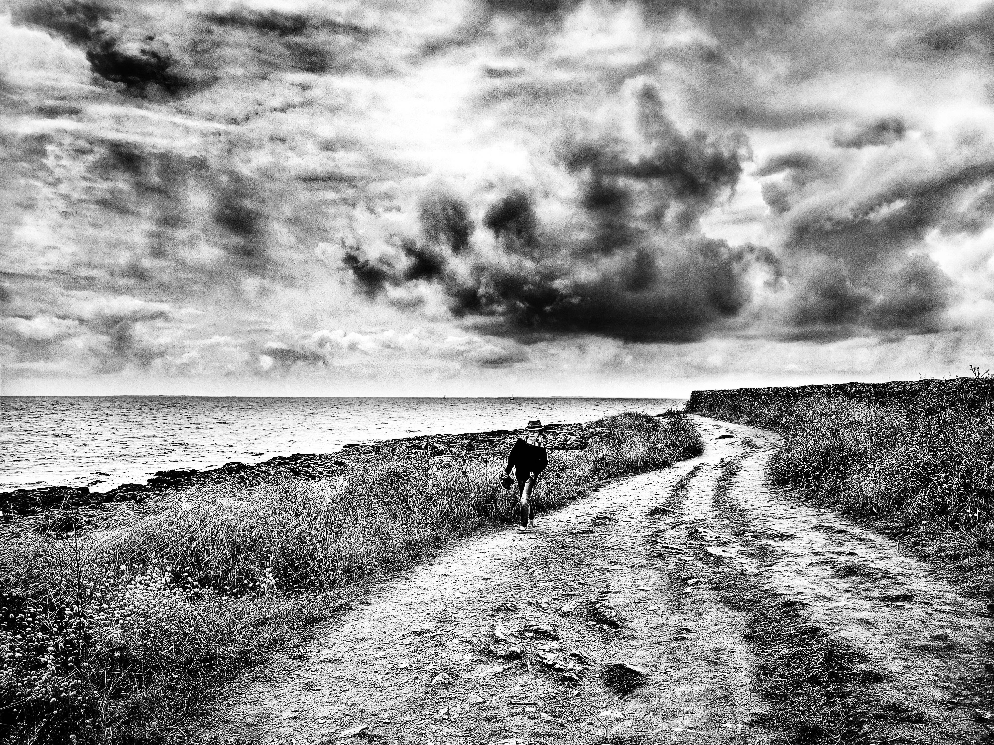 Sur le sentier côtier. Sandre Grain De Sandre