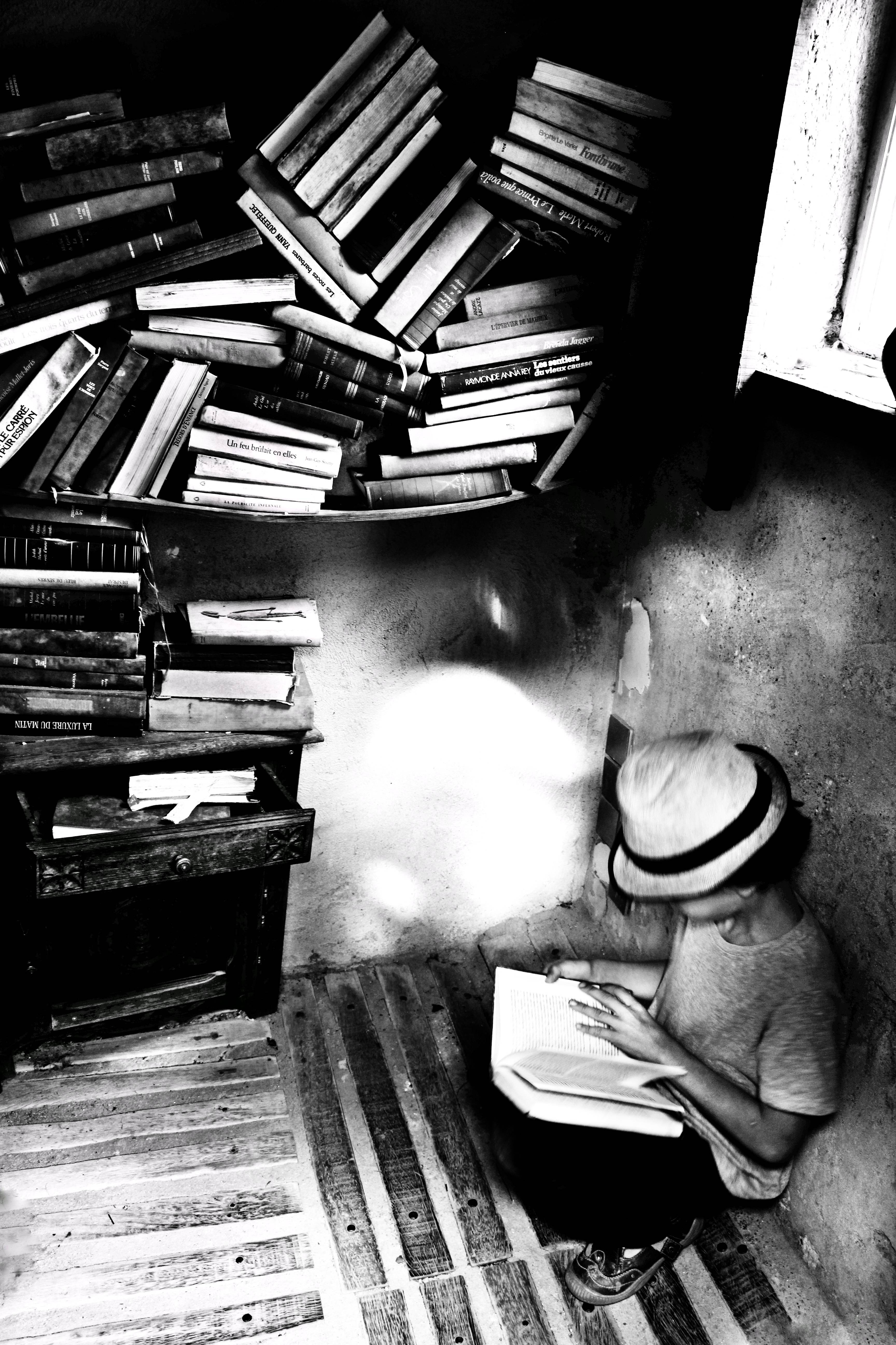 Séance de lecture à la bibliothèque tordue. Grain De Sandre