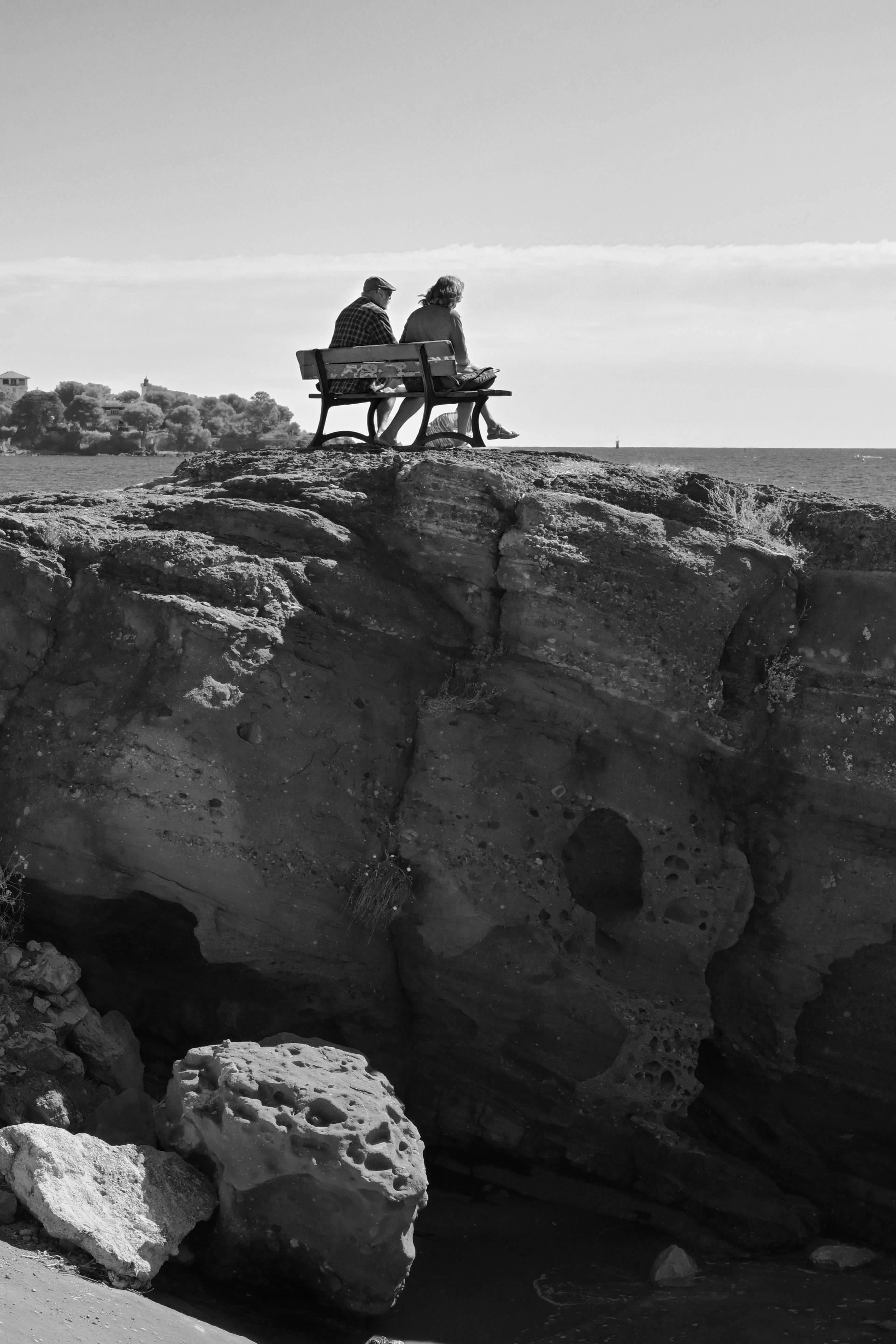 Face à la mer, un couple au sommet d'un rocher. Hervé Hameury Hervé Hameury