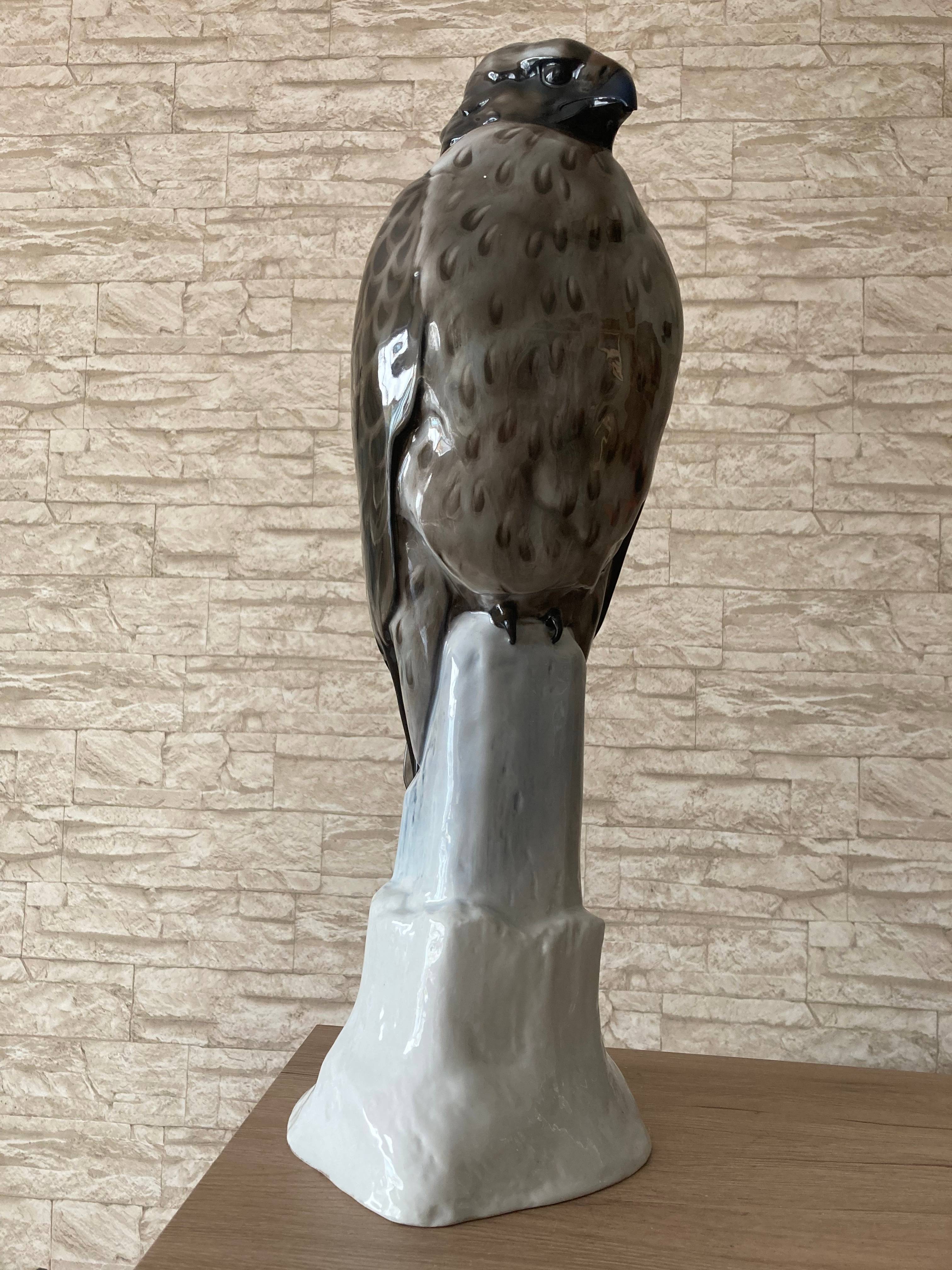 Großer Bussard, Rosenthal, Selb, H:53.5cm, Entw. :Willy Zügel 1913, Ausf. :Um 1920.. Glaskunstgalerie Raphael Weber