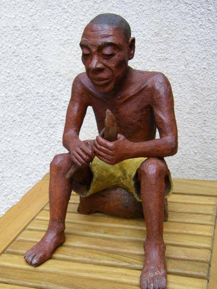 Patinado escultura de terracota de un escultor de África. Annie B.