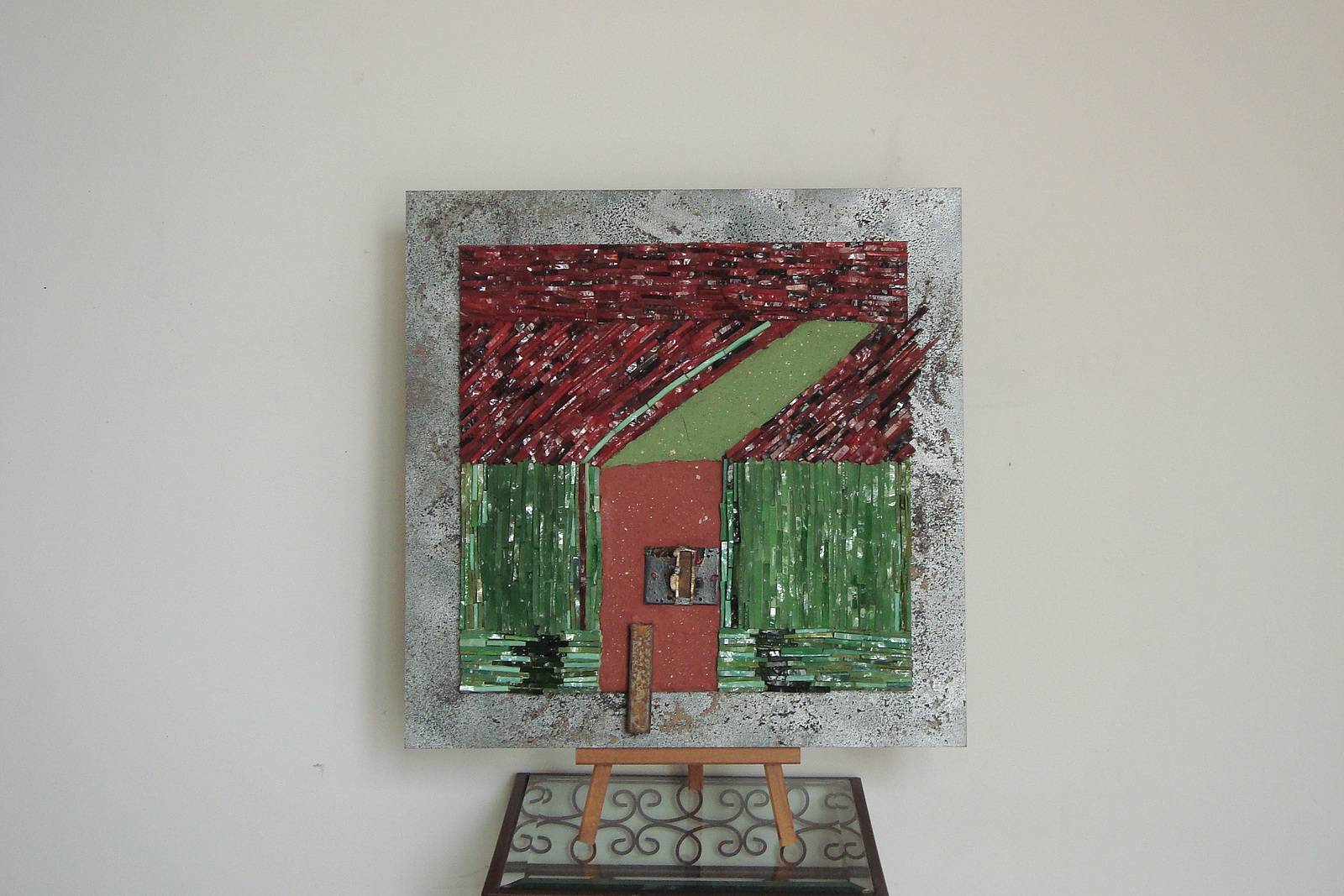 Composition of green and red. 