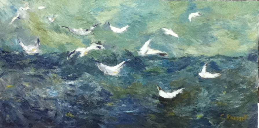 Vol de mouettes survolant une mer agitée. 