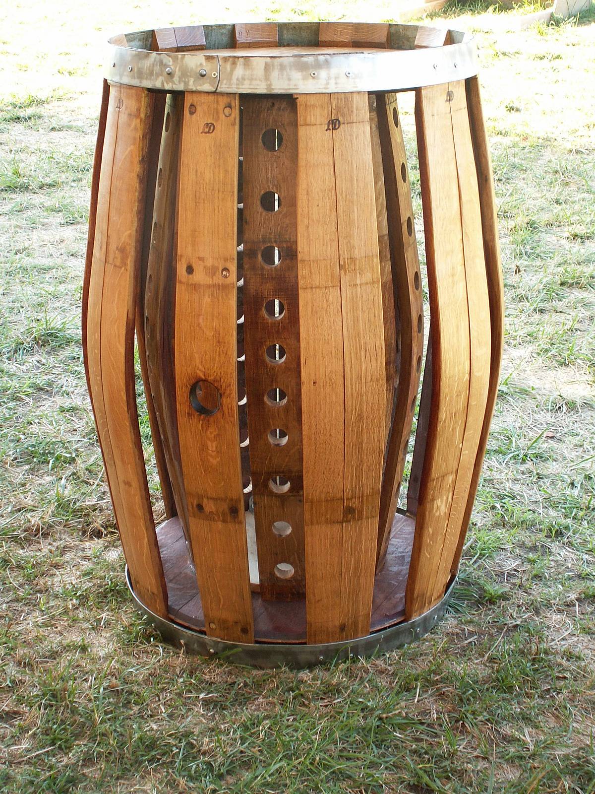 Barrique présentoir à bouteilles. 