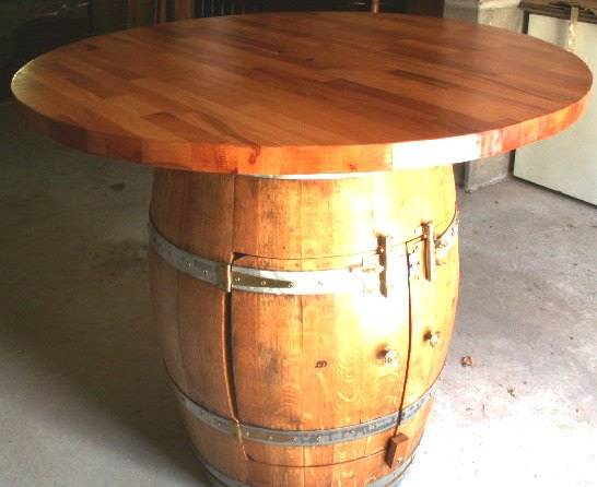 Bar avec table supérieure et plateau intérieur fixe. 