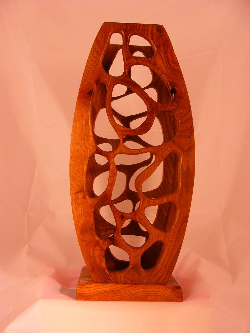 Vase en orme avec plusieurs courbures et des trous dissymetriques. Gallard Gerard Tourneur