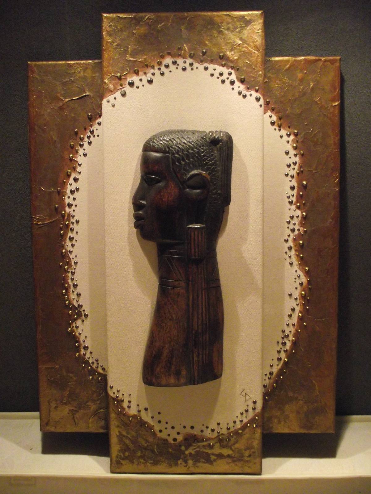 Statuette1, composition de 2 toiles et rajout d'une statuette africaine en bois. Couleurs Dérivées Couleurs Dérivées
