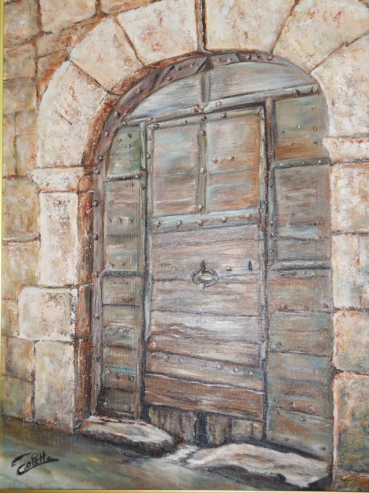 Porte ancienne à Villefort Lozère dans une petite rue du village. 