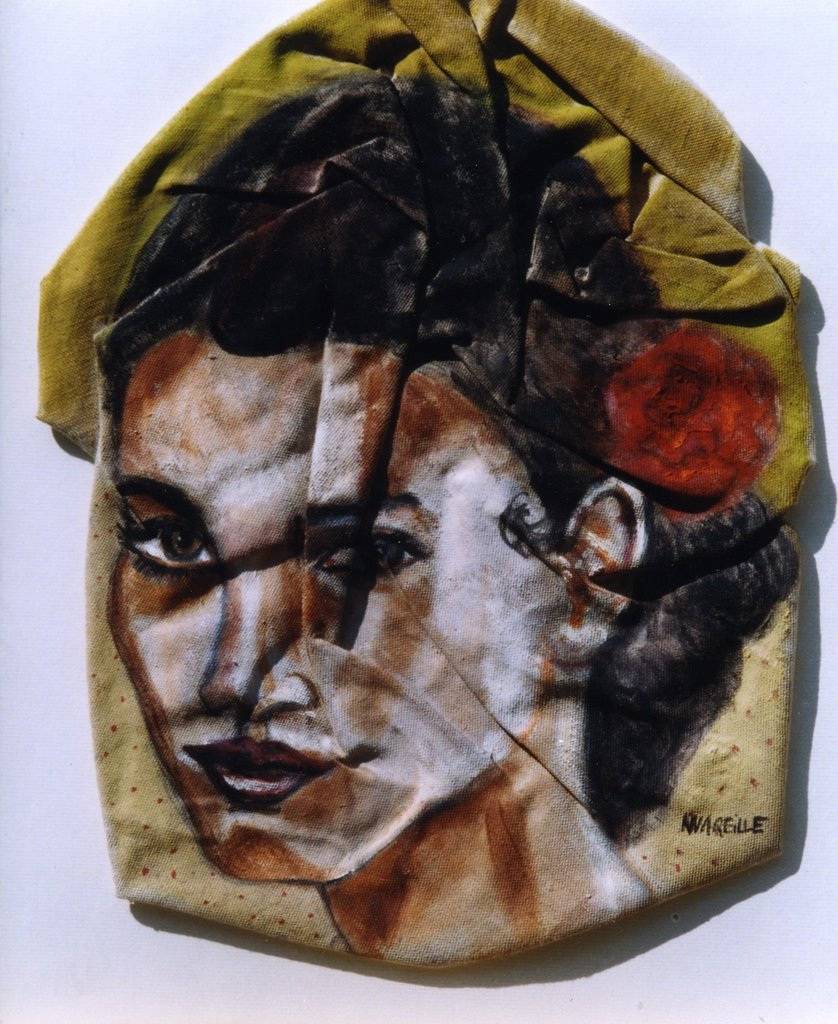 Mysterieuse sur toile froissee. Nathalie Vareille Sorbac