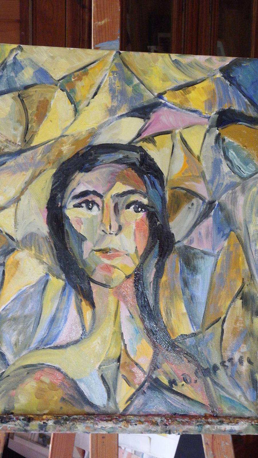Portrait de jeune femme brune.  Helene Chastel