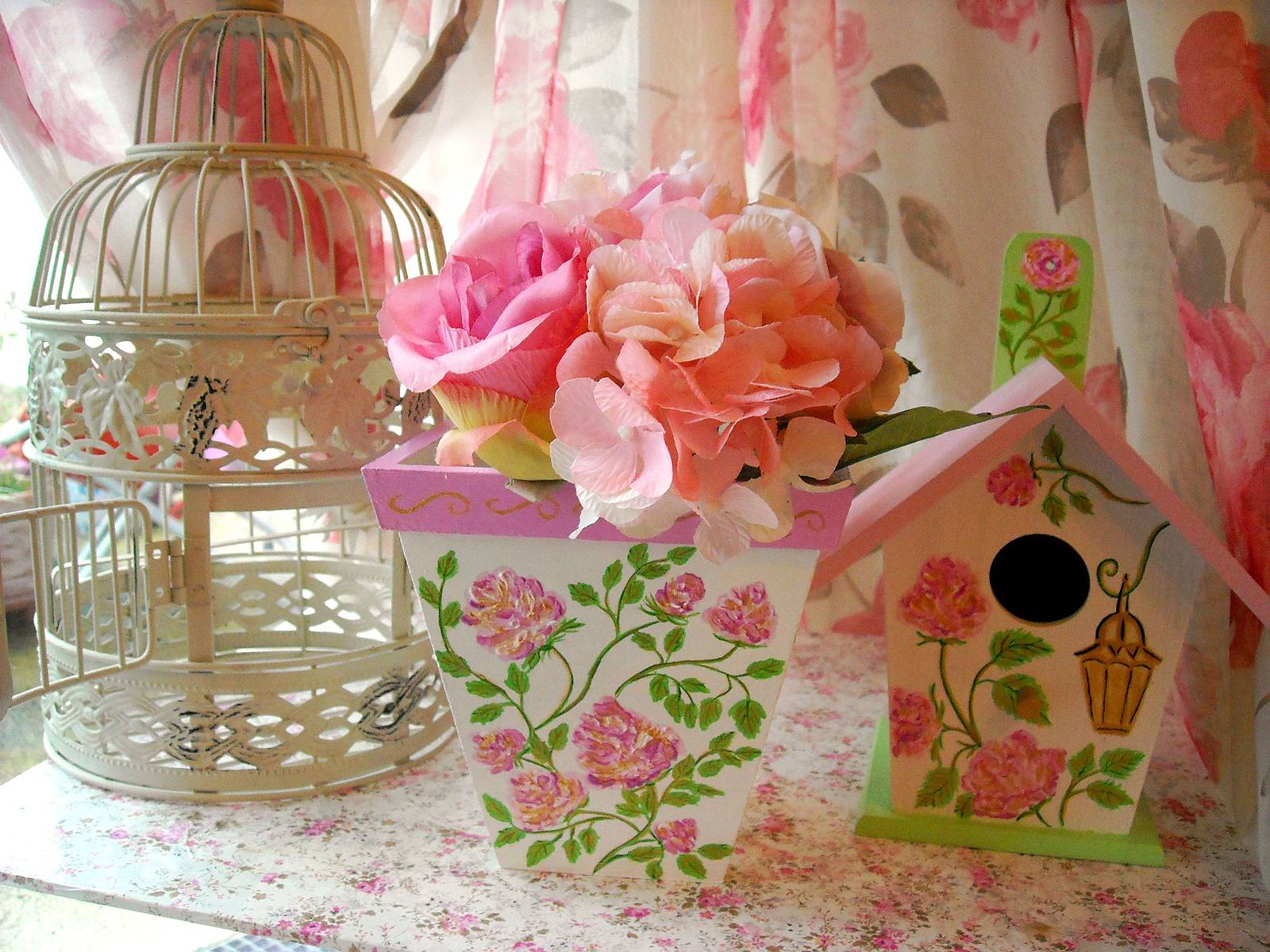 Nichoir à oiseaux et vase en bois dans le style Shabby Chic. Oxana Mustafina