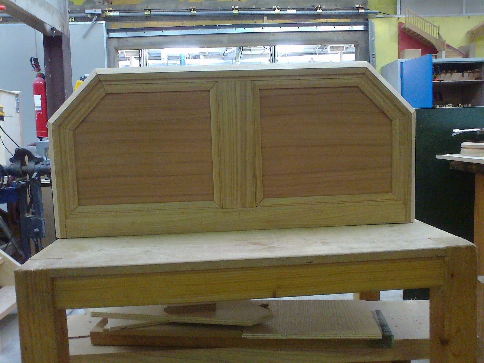 2Éme partie : dessus de la coiffeuse en merisier et bossé (bois éxotique). 