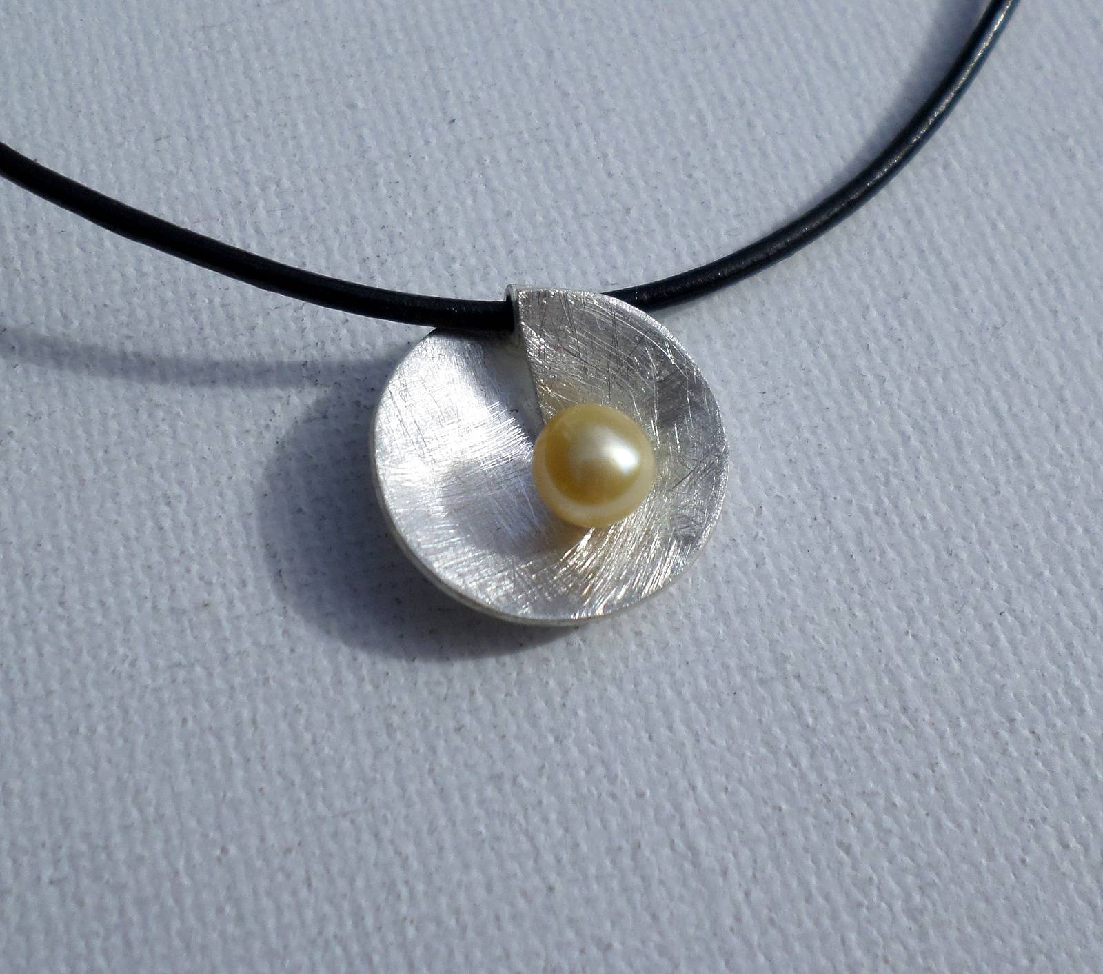 Pendentif Lune et Soleil. Christine Richard Christine Richard