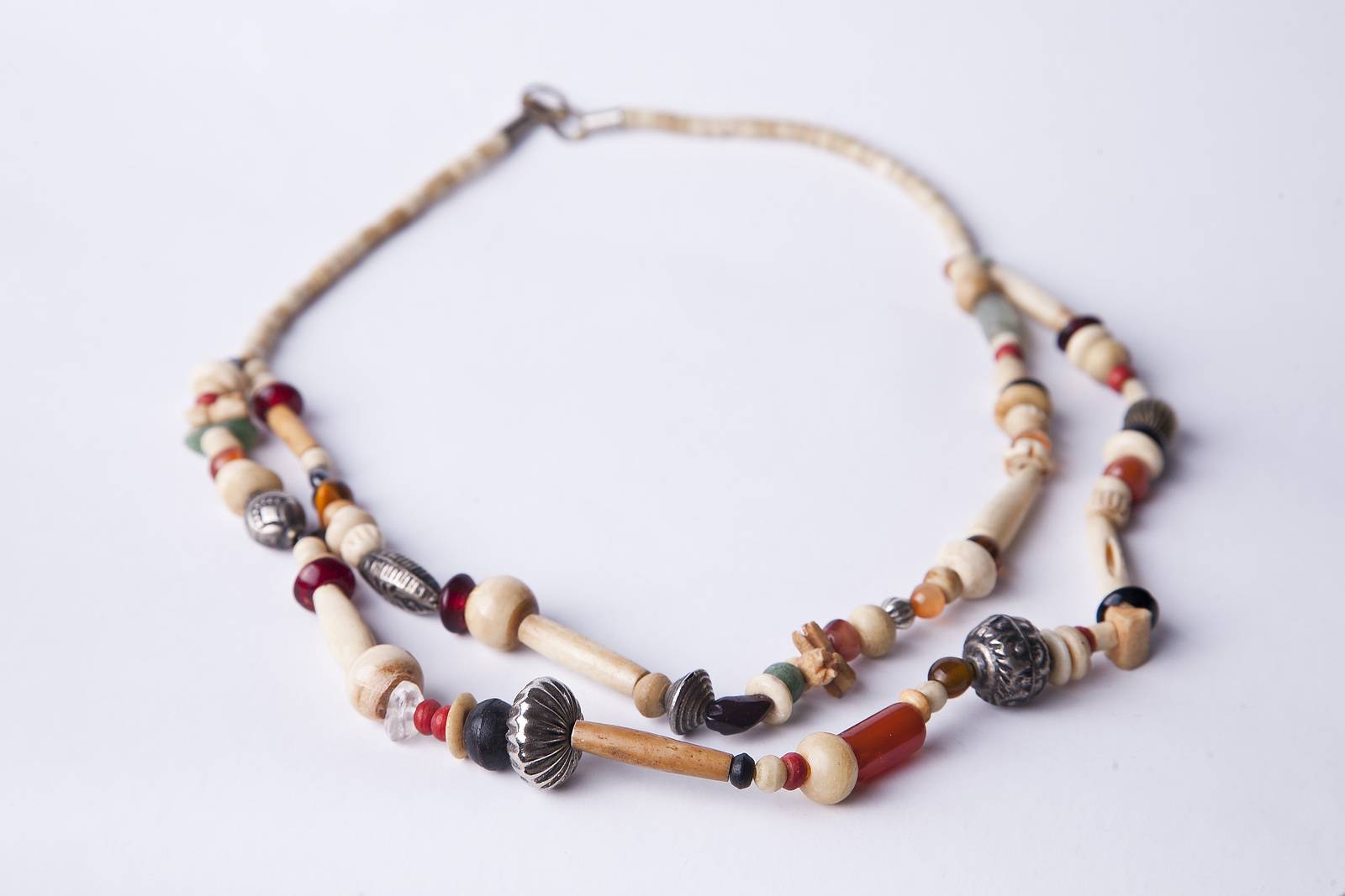 Collier original en pierres et argent. 