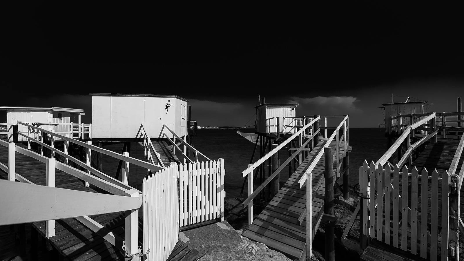 Cabannes en noir et blanc. 