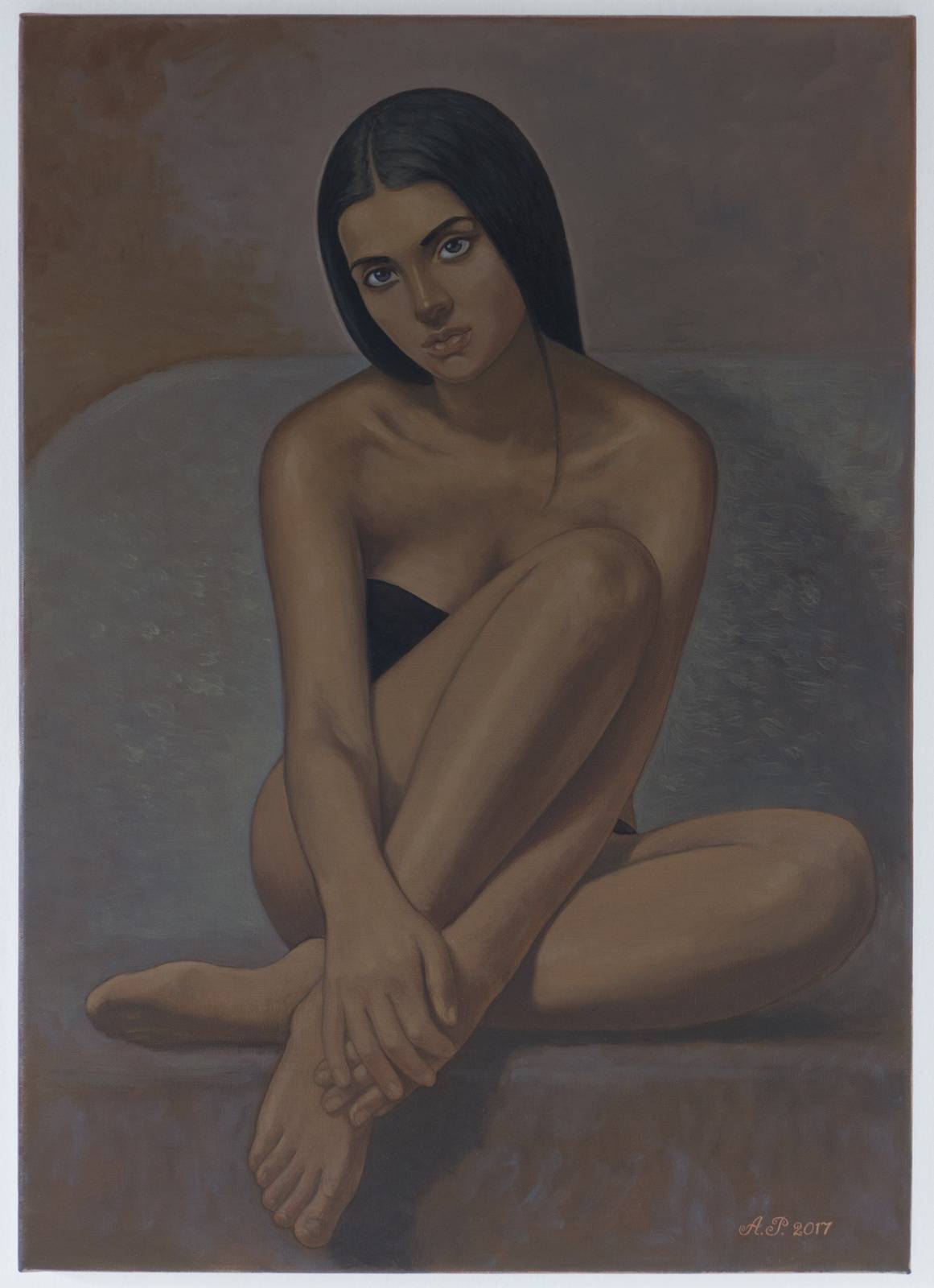 Fille assise sur un canapé. 