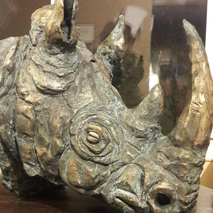 Tête de Rhinocéros en terre cuite patinée façon bronze, c'est une pièce unique. 